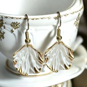 5 For $25💫Golden Edged White Scalloped Seashell Earrings